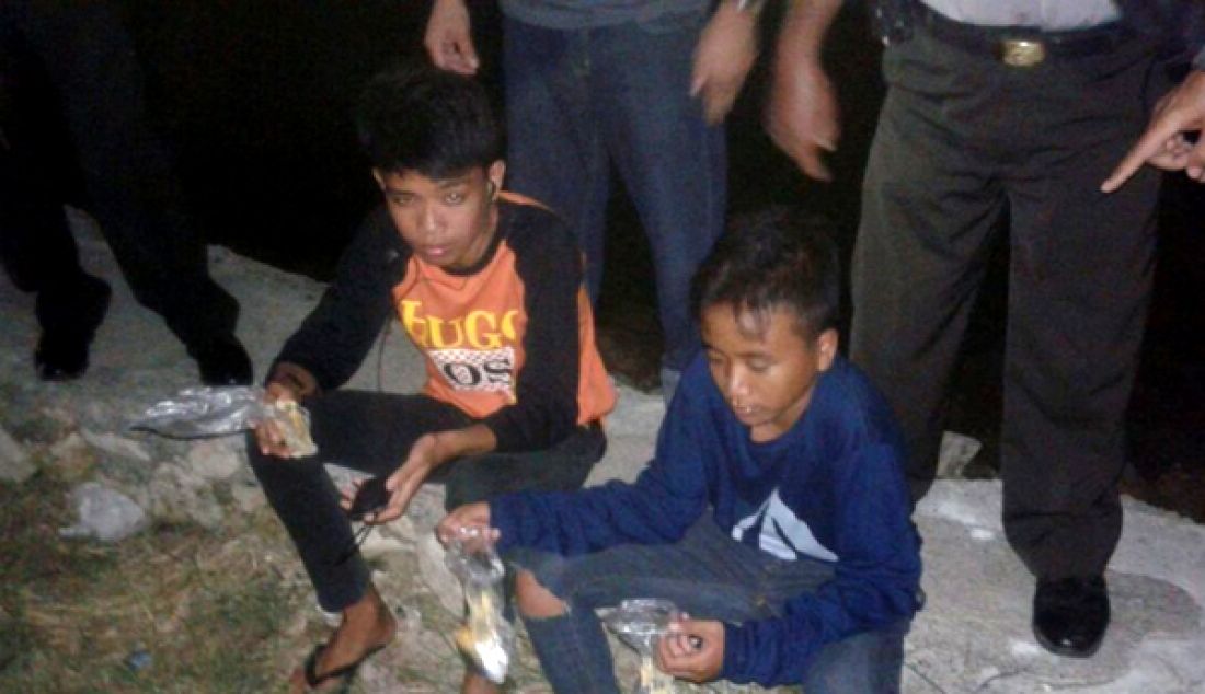 Dua pelajar SMP diamankan saat kedapatan ngefox (mabuk lem) di Jalan Baru Kelurahan Maahas, Kecamatan Luwuk Selatan, Sabtu (11/3) malam. - JPNN.com