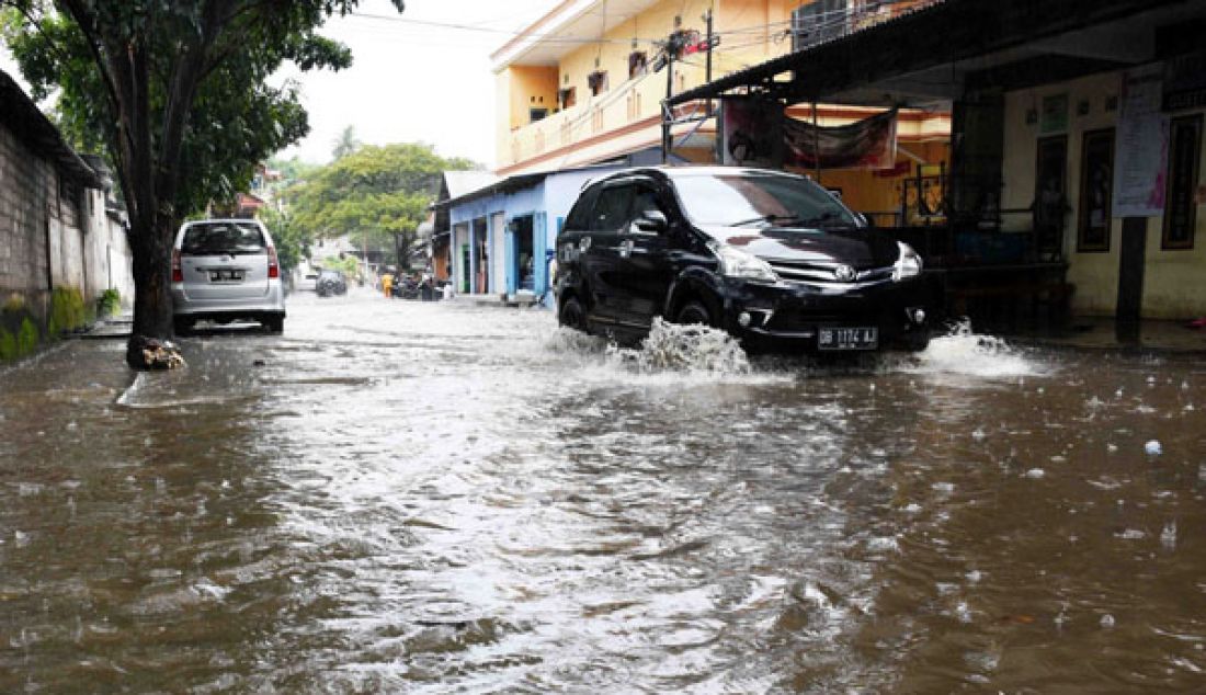 BENAHI DRAINASE: Hujan deras yang mengguyur Kota Manado, Minggu (12/3), membuat Kelurahan Ranotana, Kecamatan Wanea, Kota Manado teremdam. Banjir ini juga diakibatkan meluapnya sungai kecil dan drainase yang tersumbat akibat sampah. - JPNN.com