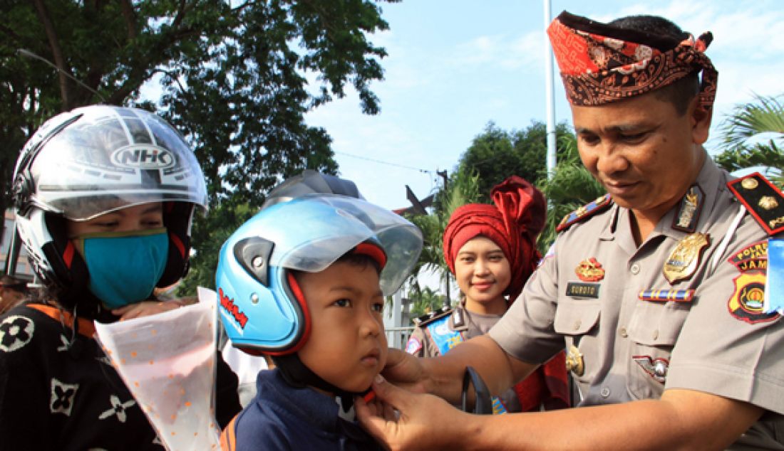 CARI SIMPATIK : Jajaran Polantas Polresta Kota Jambi Gelar Operasi Simpatik Siginjai 2017, Senin (13/3), untuk menarik perhatian dan simpatik para penegendara Polisi Lalu lintas ikat kepala khas warga Jambi serta membagikan bunga dan Helm secara gratis bagi anak-anak. - JPNN.com