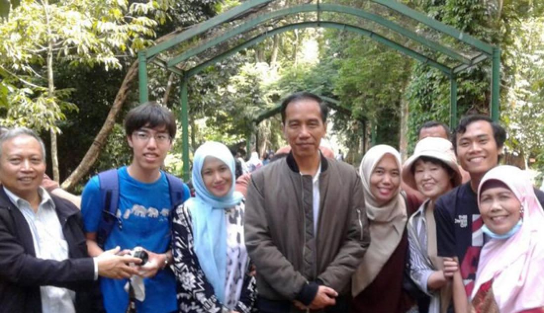 Presiden Joko Widodo memberi kesempatan warga yang sedang jogging di Kebun Raya Bogor, Minggu (12/3), untuk berfoto dengannya. Kesempatan itu diberikan presiden tanpa protokoler yang ketat. - JPNN.com