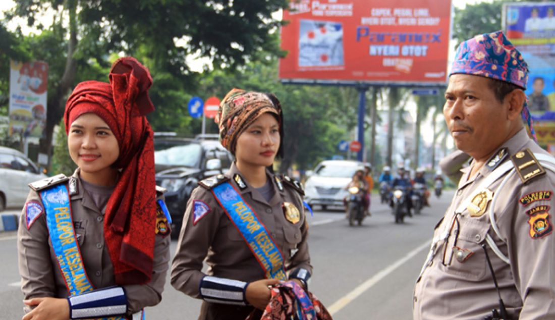 CARI SIMPATIK : Jajaran Polantas Polresta Kota Jambi Gelar Operasi Simpatik Siginjai 2017, Senin (13/3), untuk menarik perhatian dan simpatik para penegendara Polisi Lalu lintas ikat kepala khas warga Jambi serta membagikan bunga dan Helm secara gratis bagi anak-anak. - JPNN.com