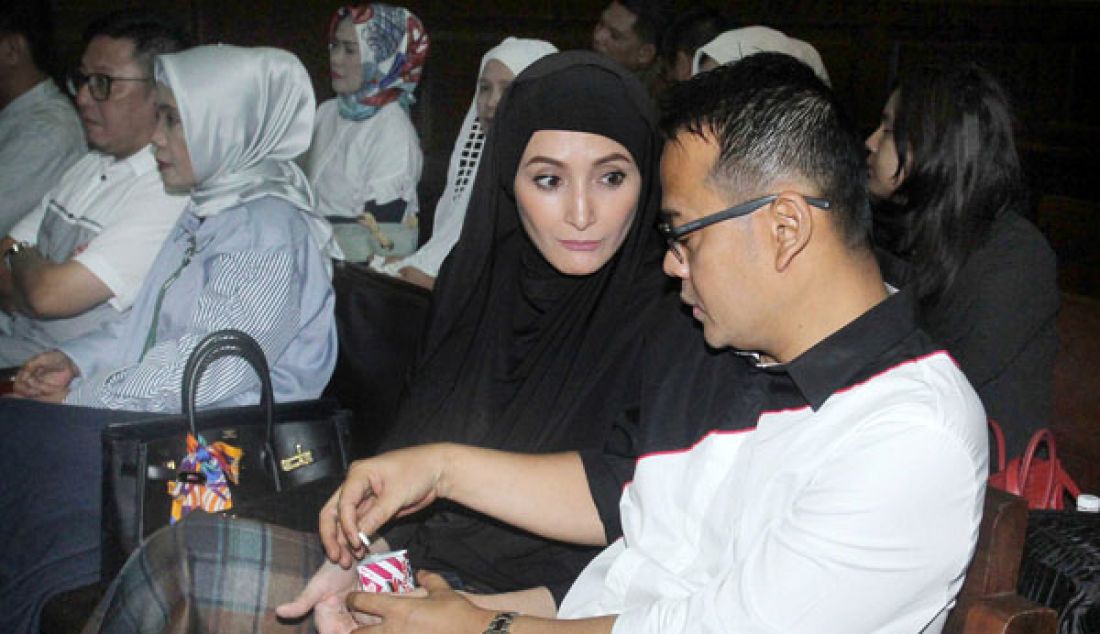 Aktris Inneke Koesherawati terlihat mendampingi suaminya Fahmi Darmawan saat akan menjalani Sidang dakwaan Suap Bakamla di Pengadilan Tipikor, Jakarta, Senin (13/3). - JPNN.com