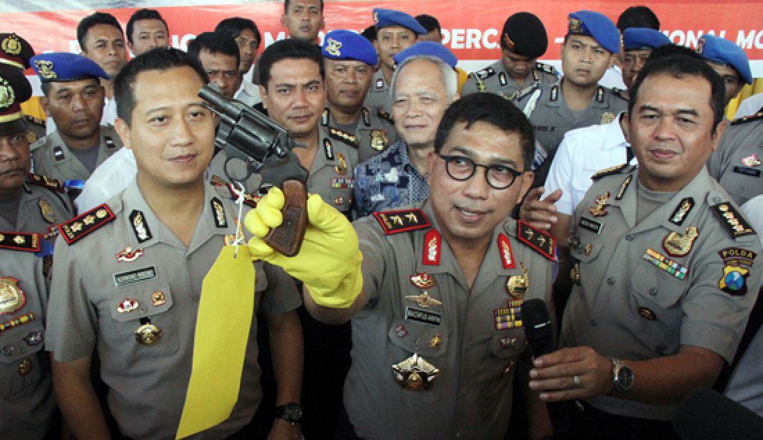 USUT TUNTAS: Kapolda Jatim Irjen Machfud Arifin menunjukkan pistol yang dibawa pelaku saat rilis di halaman Mapolres Jember, Senin (13/3). - JPNN.com