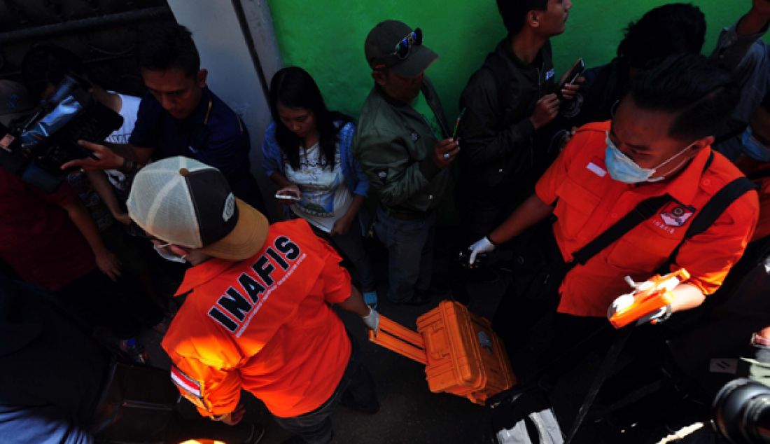 GELEDAH: Tim Detasemen Khusus 88 Mabes Polri bersama Ditreskrimum Polda Jabar saat melakukan penggeledahan rumah terduga teroris di Gang BahPian, Kecamatan Babakan Ciparay, Kota Bandung, Senin (13/3). - JPNN.com