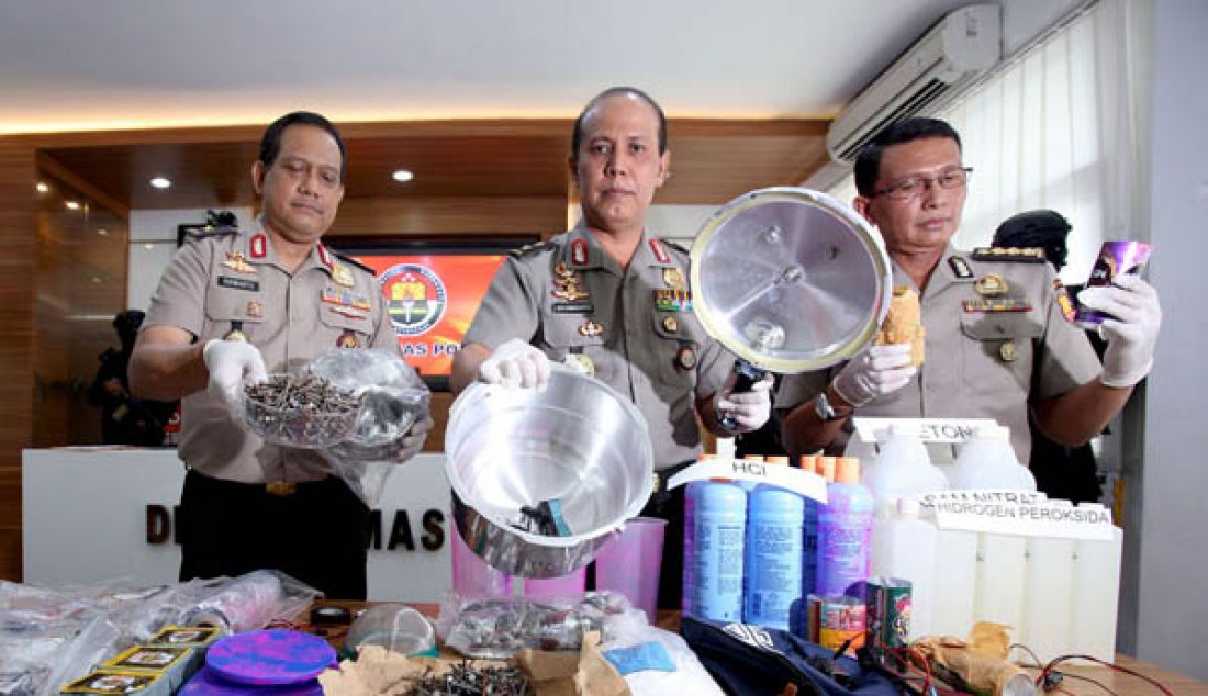 Kadiv Humas Polri Irjen Pol Boy Rafli Amar didampingi Karo Penmas Divisi Humas Polri Brigjen Rikwanto dan Kabag Penum Divisi Humas Polri Kombes Martinus Sitompul menggelar barang bukti di Mabes Polri, Jakarta, Senin (13/3). Pelaku Soleh alias Abu Kurson dan Agus Sujatno alias Abu Muslim diamankan bersama beberapa barang bukti. - JPNN.com