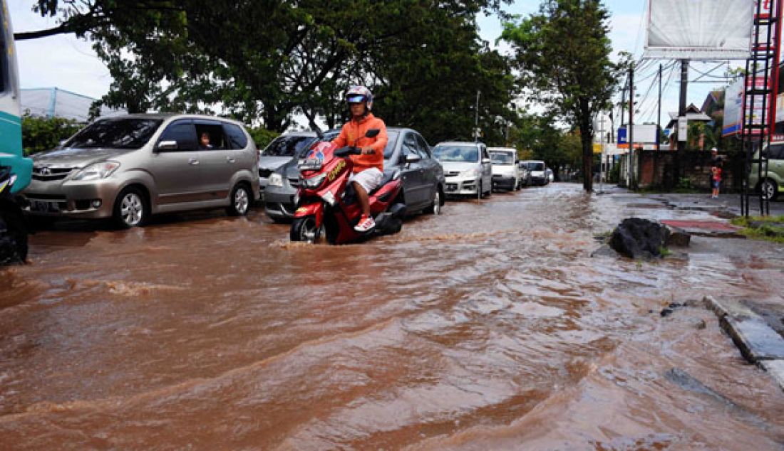 BENAHI DRAINASE: Hujan deras yang mengguyur Kota Manado, Minggu (12/3), membuat Kelurahan Ranotana, Kecamatan Wanea, Kota Manado teremdam. Banjir ini juga diakibatkan meluapnya sungai kecil dan drainase yang tersumbat akibat sampah. - JPNN.com