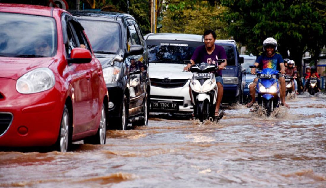 BENAHI DRAINASE: Hujan deras yang mengguyur Kota Manado, Minggu (12/3), membuat Kelurahan Ranotana, Kecamatan Wanea, Kota Manado teremdam. Banjir ini juga diakibatkan meluapnya sungai kecil dan drainase yang tersumbat akibat sampah. - JPNN.com