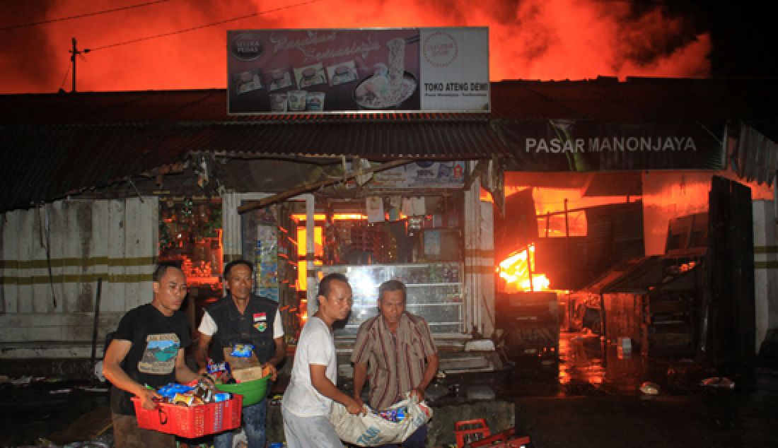 TERBAKAR: Pasar Manonjaya di Kabupaten Tasikmalaya sampai Rabu dini hari (15/3/2017) masih dilalap api. Lebih dari 400 kios hangus. - JPNN.com