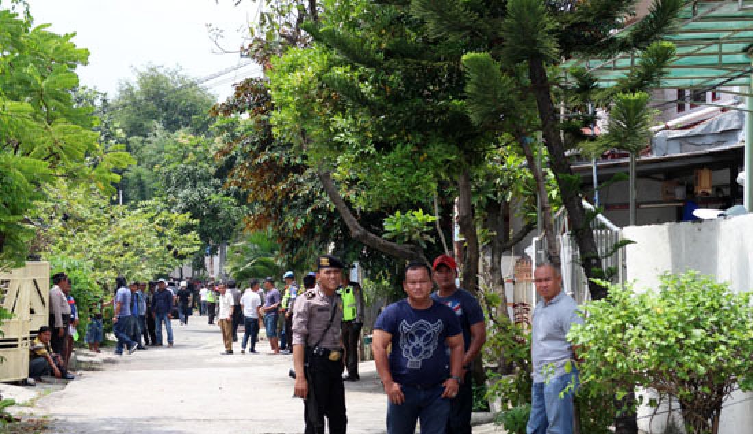 BENTROK: Sejumlah aparat kepolisian dari Polres Metro Bekasi melakukan sweeping di perumahan Titian Indah, Bekasi Utara, pascabentrok antara ormas FBR dan Ambon. - JPNN.com