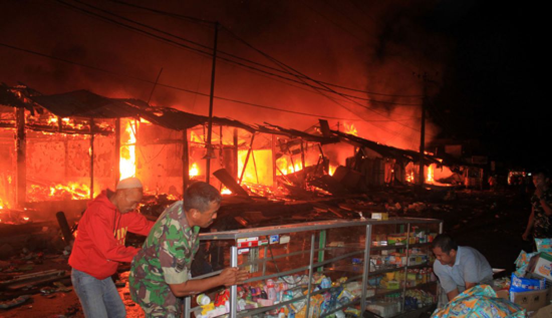 TERBAKAR: Pasar Manonjaya di Kabupaten Tasikmalaya sampai Rabu dini hari (15/3/2017) masih dilalap api. Lebih dari 400 kios hangus. - JPNN.com