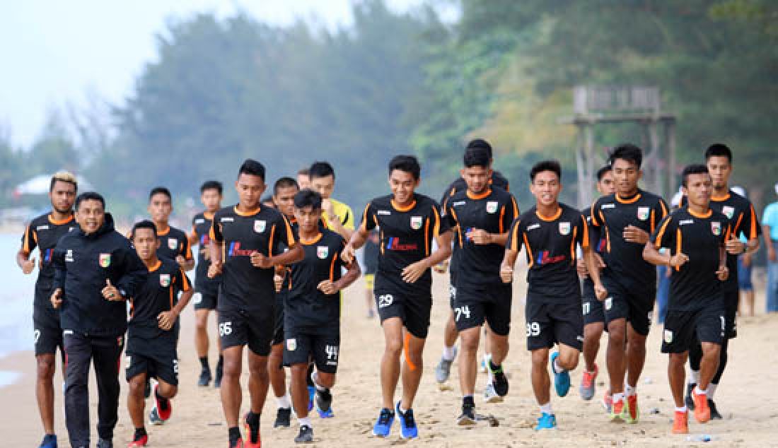 GENJOT FISIK: Pelatih Jafri Sastra (kiri) menggenjot skuad Mitra Kukar di Pantai Manggar, Segarasari, Balikpapan, Rabu (15/3). - JPNN.com