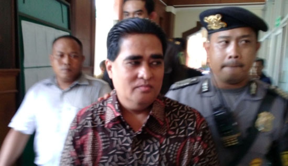 DIKAWAL: Tersangka Dimas Kanjeng Taat Pribadi saat tiba di Pengadilan Negeri Surabaya, Rabu (15/3). - JPNN.com