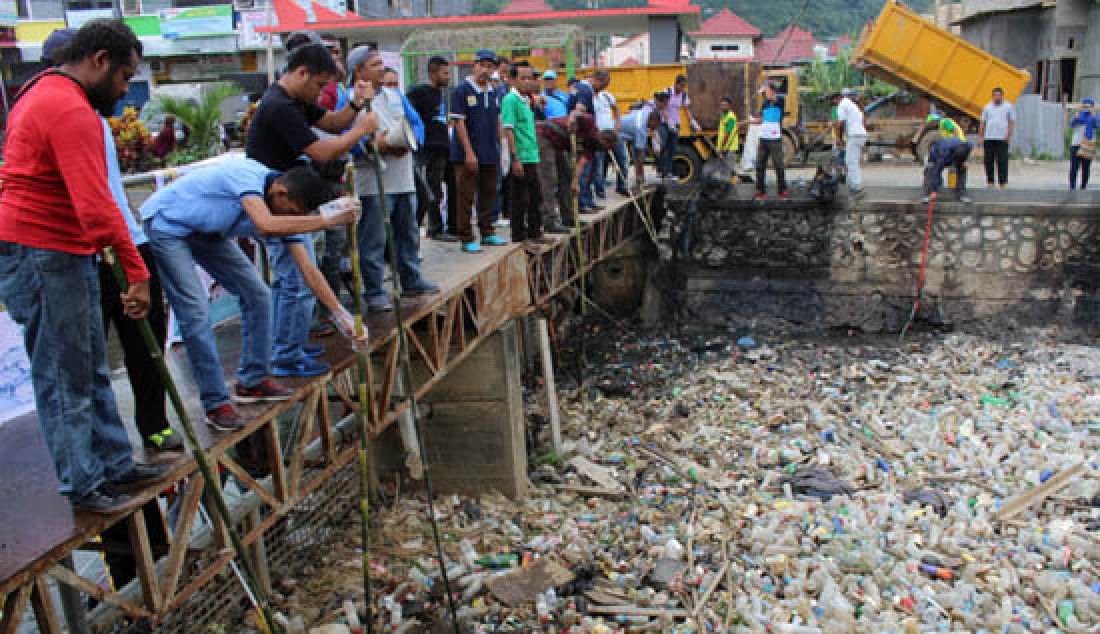 AKSI BERSIH: Sejumlah warga yang terdiri dari pelajar, pegawai BWS papua dan FPPNG membersihkan sampah di Kali Acai, Jumat (17/3). Aksi bersih-bersih ini dilakukan dalam rangka memperingati Hari Air se-Dunia. - JPNN.com