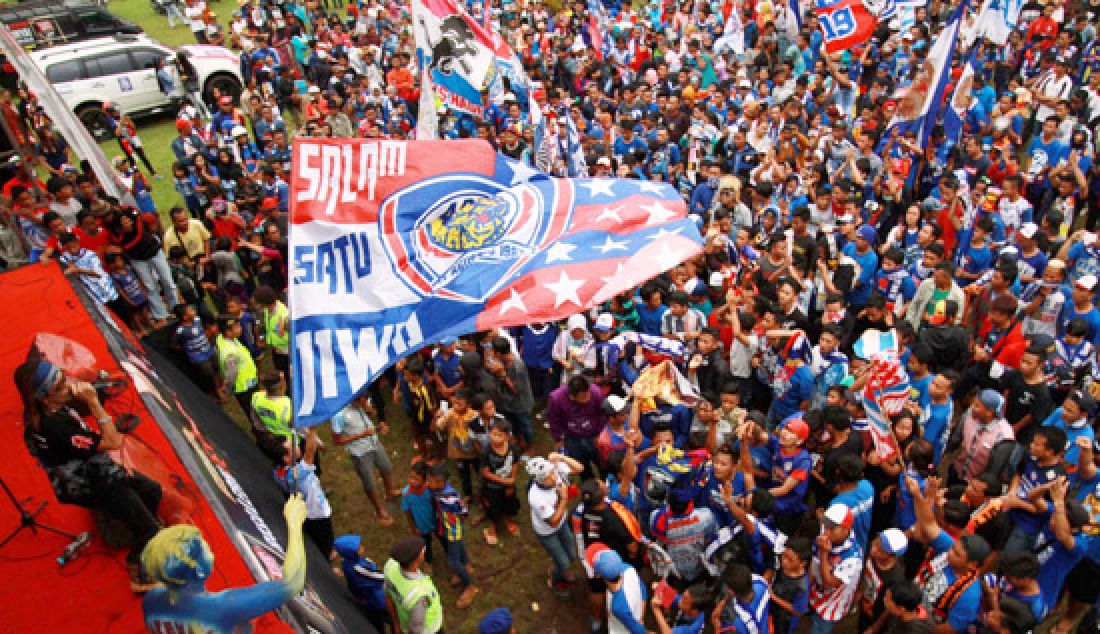 Supporter Arema FC, Aremania bersukacita merayakan kemenangan di Sumbermanjing Wetan, Kabupaten Malang, Jawa Timur, Minggu (19/3). Perayan digelar usai tim kebanggaanya menjuarai Piala Presiden 2017 beberapa waktu lalu. - JPNN.com