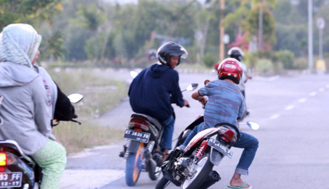 Aksi balap liar di Kota Tarakan semakin marak, salah satunya yang sering terjadi di Jalan Seisesayap kota Tarakan, kalimantan Utara. Balap liar ini membuat masyrakat yang melintas di daerah tersebut merasa terganggu. - JPNN.com