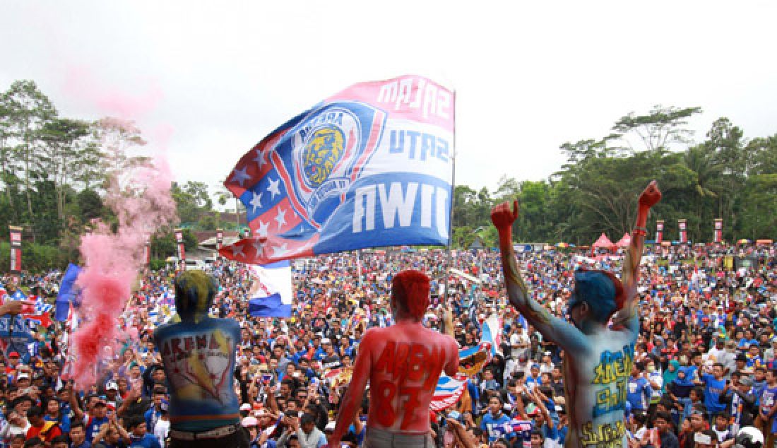 Supporter Arema FC, Aremania bersukacita merayakan kemenangan di Sumbermanjing Wetan, Kabupaten Malang, Jawa Timur, Minggu (19/3). Perayan digelar usai tim kebanggaanya menjuarai Piala Presiden 2017 beberapa waktu lalu. - JPNN.com