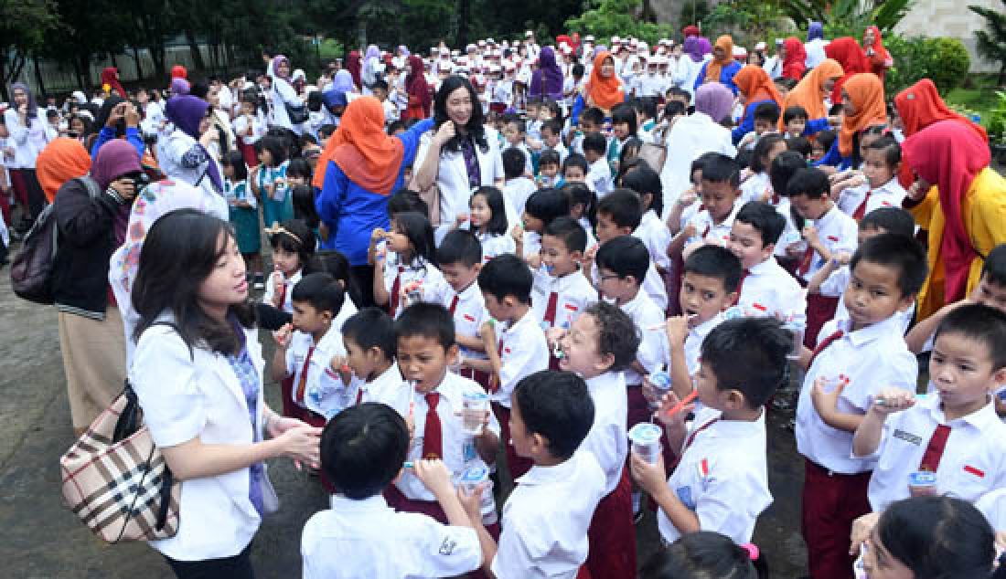 SIKAT GIGI MASAL: Seribu siswa SD dan TK di metropolis saat mengikuti kegiatan menyikat gigi massal di lapangan SD Yayasan IBA Palembang, Senin (20/3). - JPNN.com