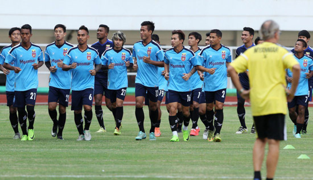 Para pemain timnas Myanmar saar melakukan tes lapangan di stadion Pakansari, Cibinong, Bogor (20/3). Timnas Myanmar akan berhaadapan dengan timnas u-22 Indonesia dalam laga persahabatan besok tgl 21 maret 2017. - JPNN.com