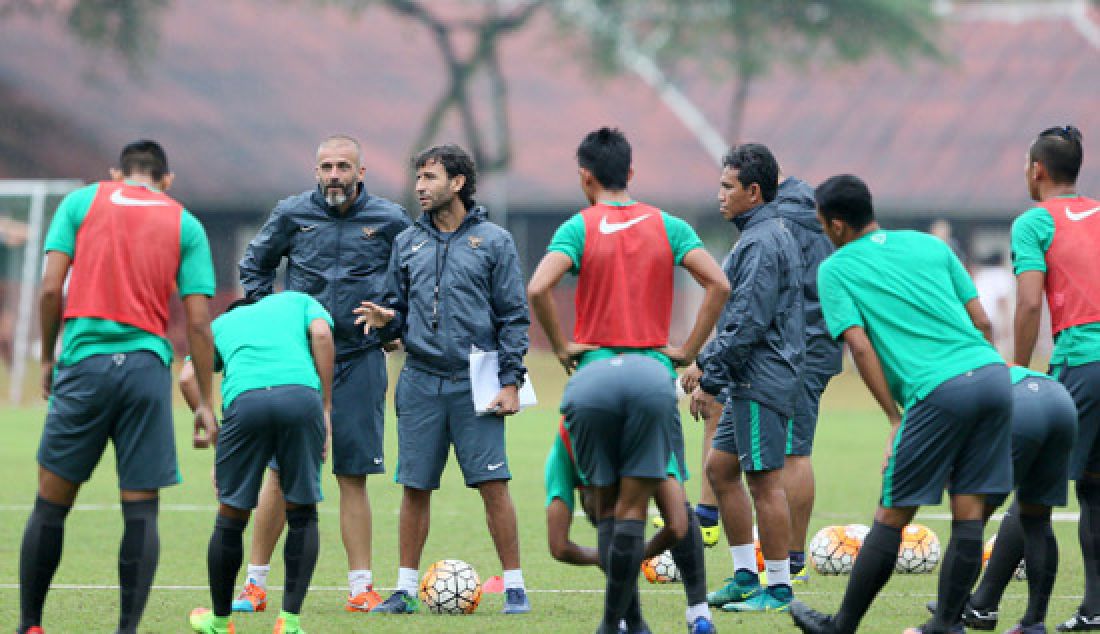 Pelatih Timnas U-22 Indonesia, Luis milla saat memberikan arahan pada latihan rutin di lapangan SPH Karawaci, Tangerang (18/3). Indonesia akan berhadapan dengan myanmar dalam laga persahabatan pada tanggal 21 maret 2017 mendatang. - JPNN.com