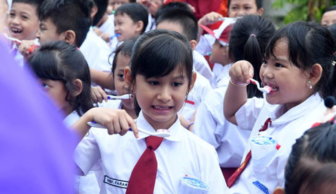 SIKAT GIGI MASAL: Seribu siswa SD dan TK di metropolis saat mengikuti kegiatan menyikat gigi massal di lapangan SD Yayasan IBA Palembang, Senin (20/3). - JPNN.com