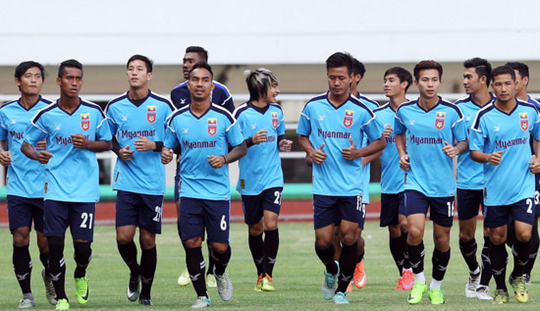 Para pemain timnas Myanmar saar melakukan tes lapangan di stadion Pakansari, Cibinong, Bogor (20/3). Timnas Myanmar akan berhaadapan dengan timnas u-22 Indonesia dalam laga persahabatan besok tgl 21 maret 2017. - JPNN.com