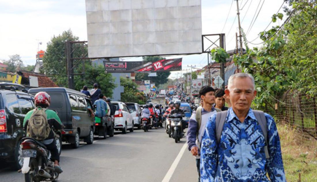 Sejumlah warga terpaksa jalan kaki di Jalan raya Dramaga karena angkot mogok, Senin (20/3). - JPNN.com