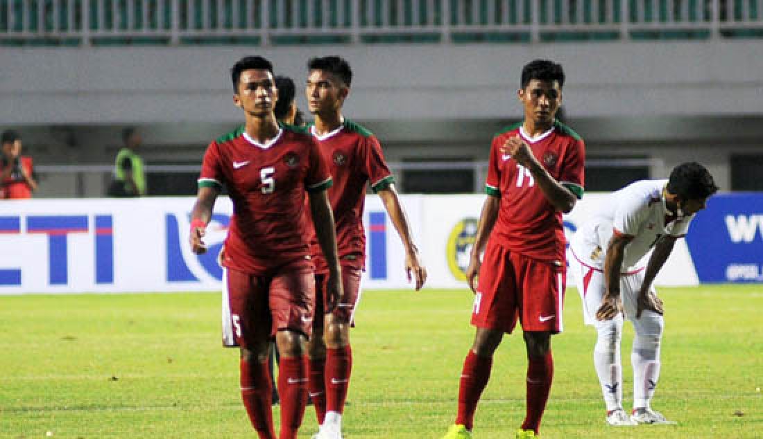 Pemain TImnas Indonesia U-22 usai bertanding melawan Timnas Myanmar di Stadion Pakansari, Cibinong, Kabupaten Bogor, Selasa (21/3). Timnas Indonesia U-22 kalah dalam melawan Myanmar dengan skor akhir 3-1. - JPNN.com