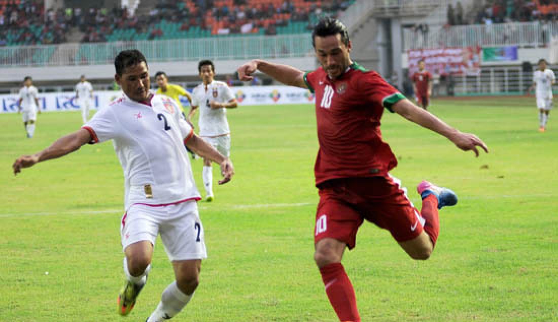 Pemain TImnas Indonesia U-22 Ezra Walian (kanan) dan pemain timnas Myanmar Win Min Htut (kanan) saat bertanding pada laga persahabatan di Stadion Pakansari, Cibinong, Bogor, Selasa (21/3). Timnas Indonesia U-22 kalah dalam melawan Myanmar dengan skor akhir 3-1. - JPNN.com