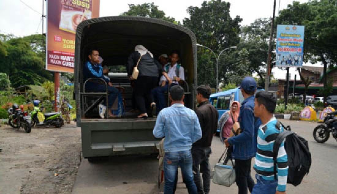 Truk TNI diturunkan untuk mengangkut warga yang terimbas aksi mogoknya sopir angkutan kota Bogor, Selasa (21/3). - JPNN.com