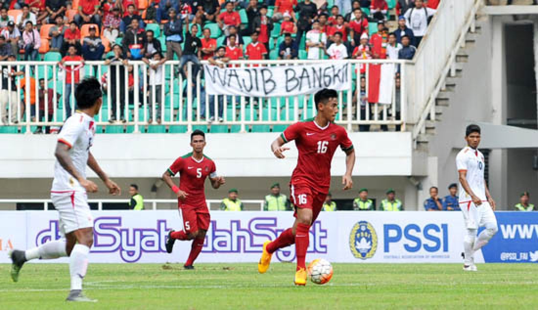 Pemain TImnas Indonesia U-22 Bagas Adi Nugroho (kedua kiri) dan Hanif Abdurrauf Sjahbandi(kedua kanan) saat bertanding melawan Timnas Myanmar di Stadion Pakansari, Cibinong, Bogor, Selasa (21/3). Timnas Indonesia U-22 kalah dalam melawan Myanmar dengan skor akhir 3-1. - JPNN.com