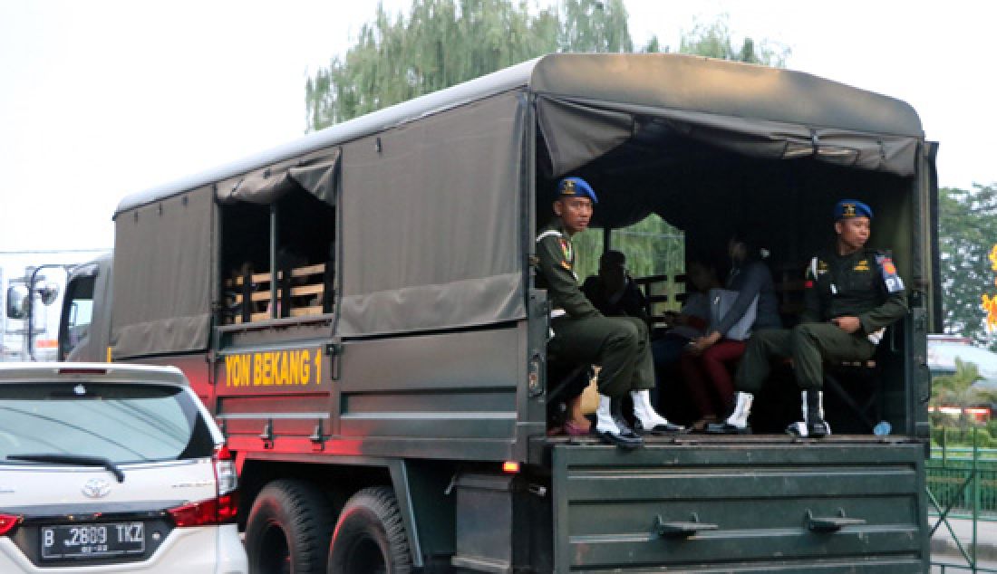 Sejumlah armada milik TNI yang bermarkas di wilayah Bogor turut membantu warga yang terdampak aksi mogok massal angkot, Selasa (21/3). - JPNN.com