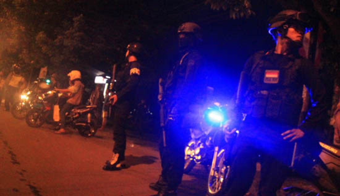 Anggota Polisi dari Polres kota Bogor berjaga di jl abdulah bin nuh kawasan Yasmin Bogor, Rabu (22/03). Penjagaan tersebut untuk mengantisipasi tawuran antar Ojeg On Line dan Supir angkutan kota yang didukung oleh ajeg pangkalan. - JPNN.com