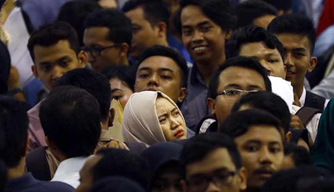 PARA PENCARI KERJA: Ribuan pelamar kerja memadati job fair yang diadakan oleh Pemerintah Kota Surabaya, Rabu (22/3). Lapangan pekerjaan dari berbagai instansi masih diminati para pencari kerja dengan antusiasme yang padat. Akan tetapi kuota sebanyak 2000 belum cukup untuk menampung 8000 pelamar. - JPNN.com