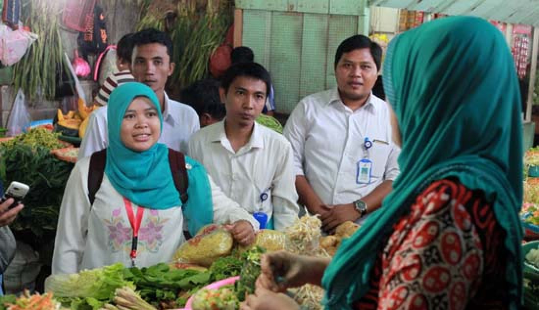 SIDAK: Petugas Balai Pengawasan Obat dan Makanan (BPOM) Provinsi Gorontalo melakukan sidak pada penjual ikan dan mie di Pasar Sentral Kota Gorontalo, Rabu (22/3). Uji sampel dilakukan untuk mengawasi peredaran makanan yang mengandung bahan pengawet dan zat berbahaya. - JPNN.com