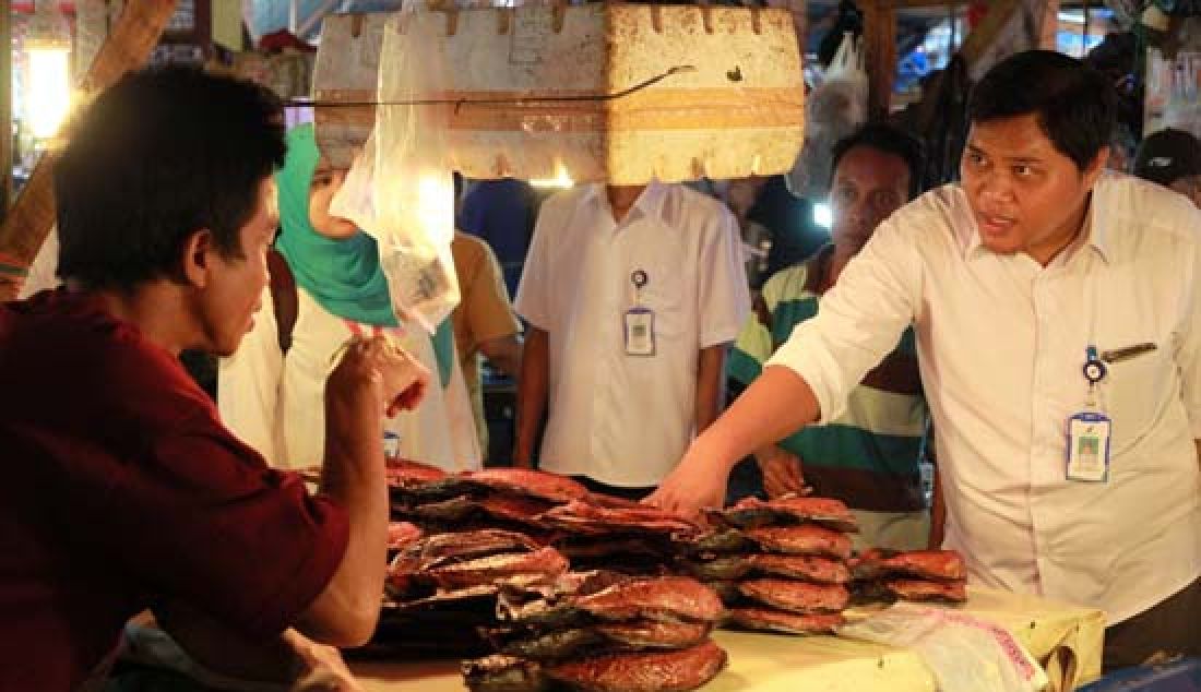 SIDAK: Petugas Balai Pengawasan Obat dan Makanan (BPOM) Provinsi Gorontalo melakukan sidak pada penjual ikan dan mie di Pasar Sentral Kota Gorontalo, Rabu (22/3). Uji sampel dilakukan untuk mengawasi peredaran makanan yang mengandung bahan pengawet dan zat berbahaya. - JPNN.com