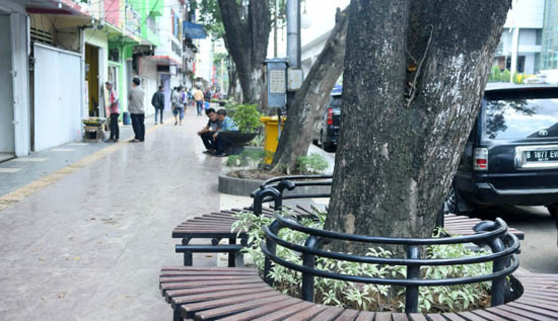 Ada yang berbeda saat melintas di trotoar terletak sepanjang jalan Sudirman, tepatnya di depan pasar Cinde Palembang. Trotoar tersebut kini telah disulap Pemerintah Kota Palembang menjadi lebih cantik dengan keramik licin, ditambah dengan taman kecil, bangku dan lampu taman. - JPNN.com