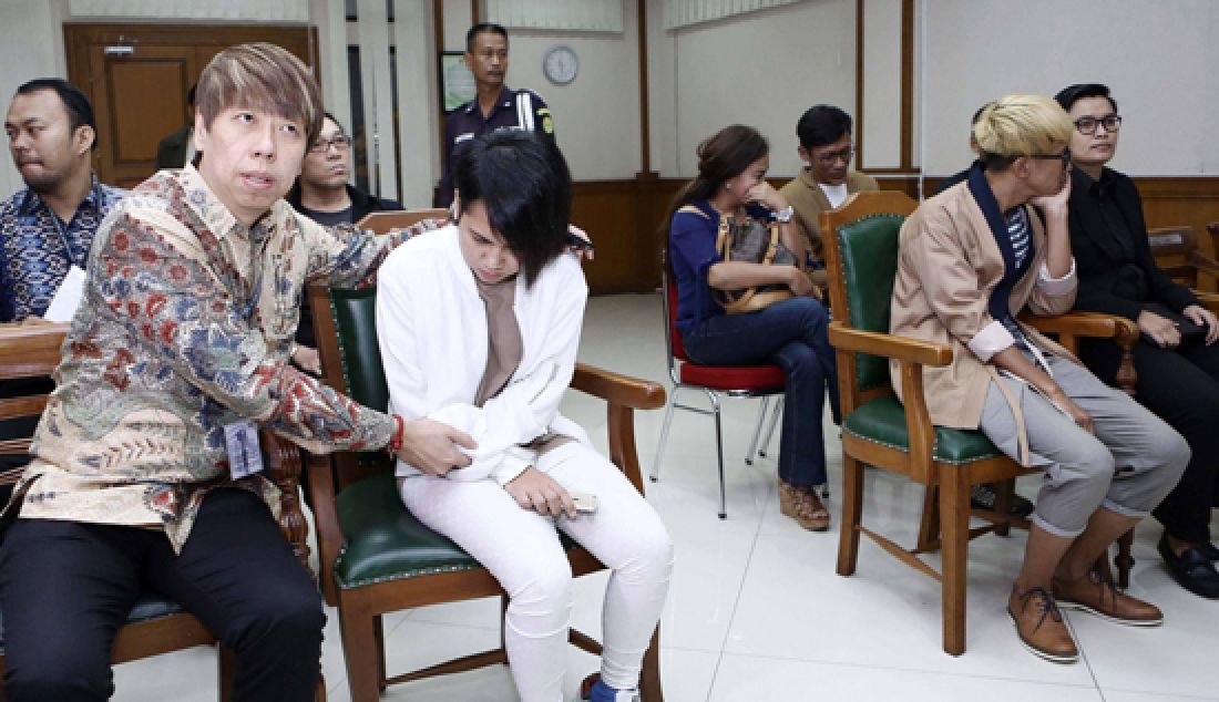 Sidang perdana perceraian Aming dan Eveleyn yang digelar di Pengadilan Agama Jakarta Selatan, Rabu (23/3). Agenda sidang mediasi akhirnya deadlock dan perceraian pun dilanjutkan. - JPNN.com