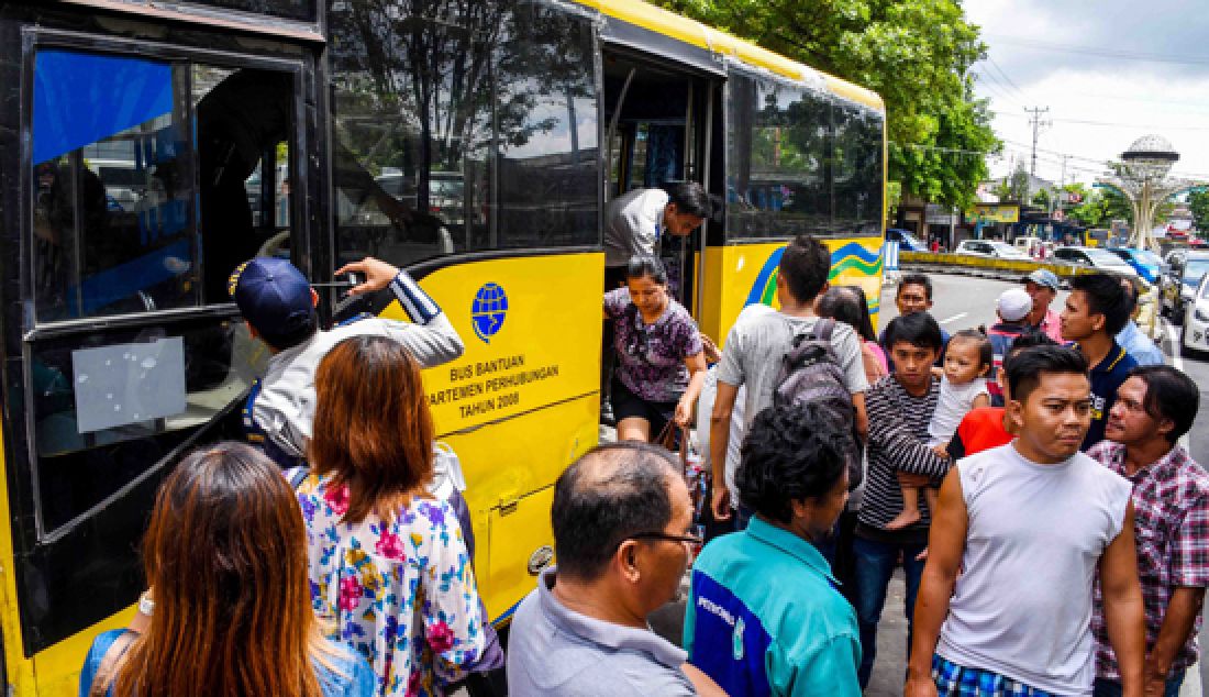 Petugas polisi, Dishub, dan Sat Pol-PP jadi sopir angkot seharian melayani penumpang terlantar karena demo supir angkutan kota (Angkot) secara gratis, Kamis (23/3). Sejumlah mobil keranjang milik kepolisian turun ke jalan mengangkut masyarakat. Bus Trans Kawanua, mobil LLAJ, Sat Pol-PP pun ikut diturunkan. - JPNN.com