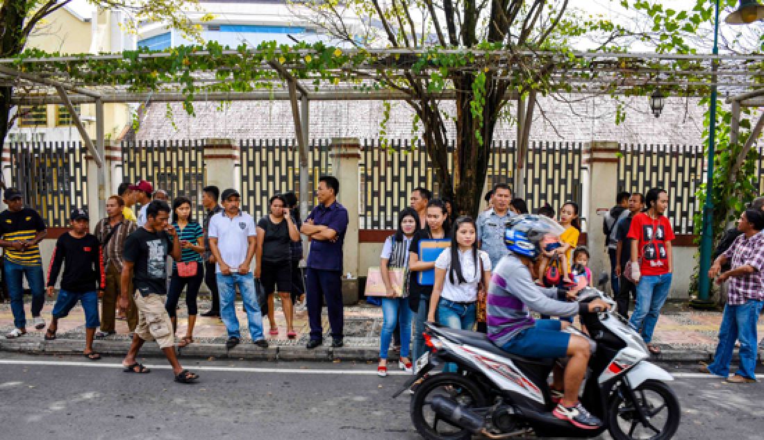 Potret seputaran pusat Kota Manado tepatnya di Tugu Zero Point yang sepi dari angkutan kota (Angkot), Kamis (23/3). Demo supir angkot membuat para calon penumpang terlantar. - JPNN.com