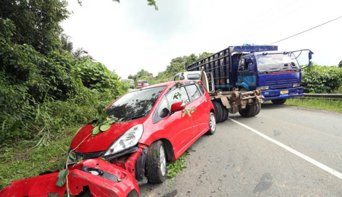 RAWAN: Kecelakaan lalulintas kembali terjadi di Km 11 Jalan Poros Samarinda-Balikpapan, Kamis (23/3) siang. Tak ada korban jiwa dalam insiden yang melibatkan dua kendaraan roda empat tersebut, namun sebuah mobil merah nopol KT 1010 LN rusak cukup parah karena masuk kesemak-semak akibat ditabrak dari belakang. - JPNN.com