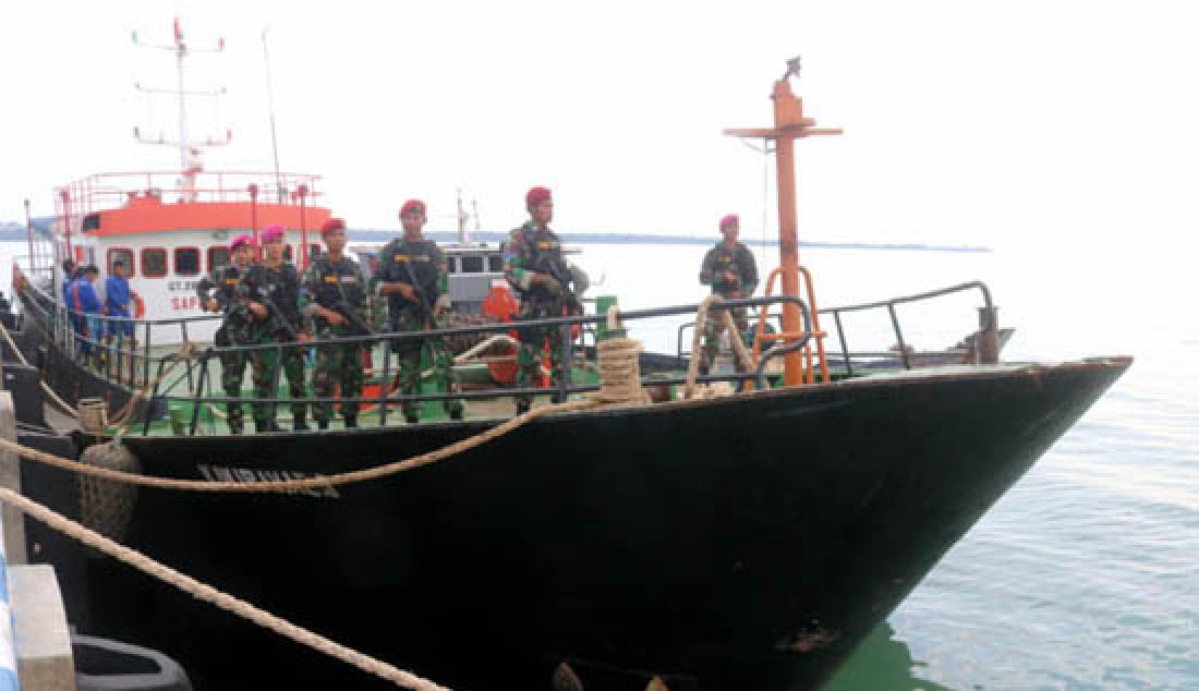im WFQR mengamankan KM Kawarane 3, yang bermuatan BBM ilegal sekitar 290 ton di Mako Lantamal IV Tanjungpinang, Jumat (24/3). - JPNN.com