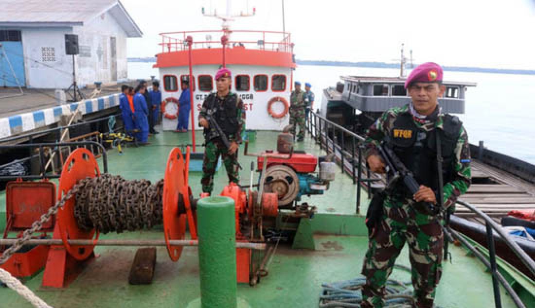 im WFQR mengamankan KM Kawarane 3, yang bermuatan BBM ilegal sekitar 290 ton di Mako Lantamal IV Tanjungpinang, Jumat (24/3). - JPNN.com