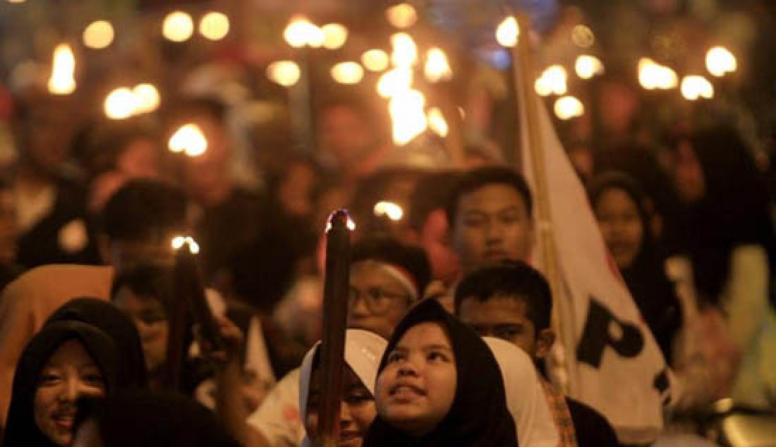MERIAH: Para peserta begitu semangat saat mengikuti perayaan hari bersejarah Bandung Lanutan Api (BLA), yang diadakan di Lapangan Tegal Lega, Kota Bandung, Kamis (23/3). - JPNN.com
