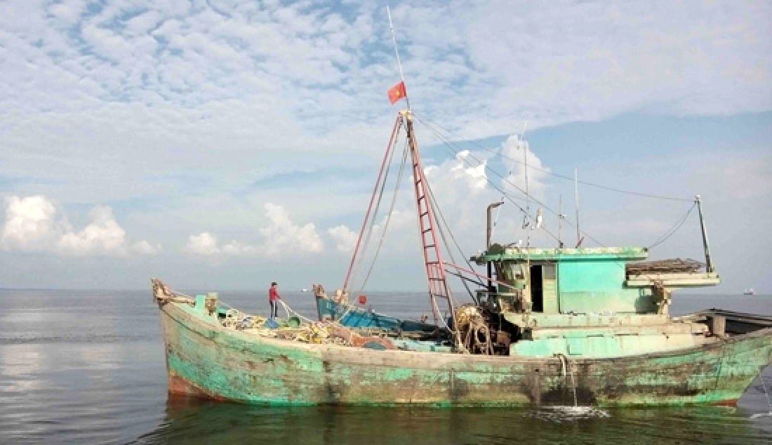 KAPAL VIETNAM: Kapal ikan asing berbendera Vietnam lego jangkar di Muara Kapuas dan akan dibawa ke Stasiun PSDKP Pontianak, Jumat (24/3). - JPNN.com