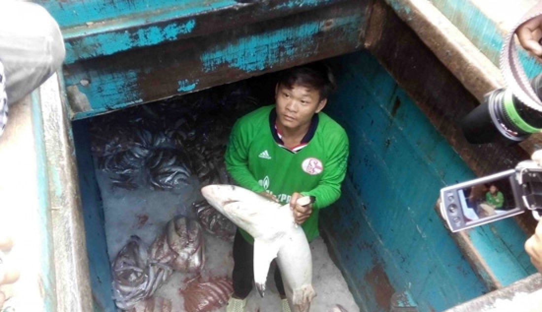CURI IKAN: Nelayan Vietnam menunjukkan ikan hasil tangkapannya di perairan Indonesia, Jumat (24/3). - JPNN.com