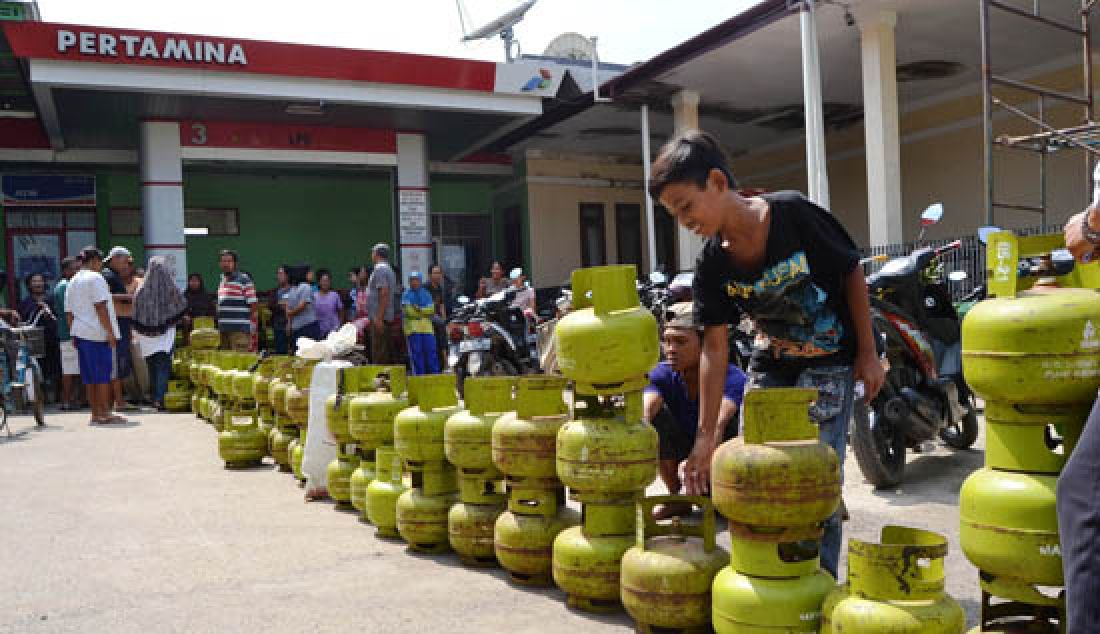 MENGULAR: Kelangkaan gas dan harga yang tidak normal di tingkat pengecer membuat warga Kudukeras Kecamatan Babakan, Kabupaten Cirebon rela mengantri untuk mendapatkan gas 3 Kg di SPBU babakan, Jumat (24/3). - JPNN.com