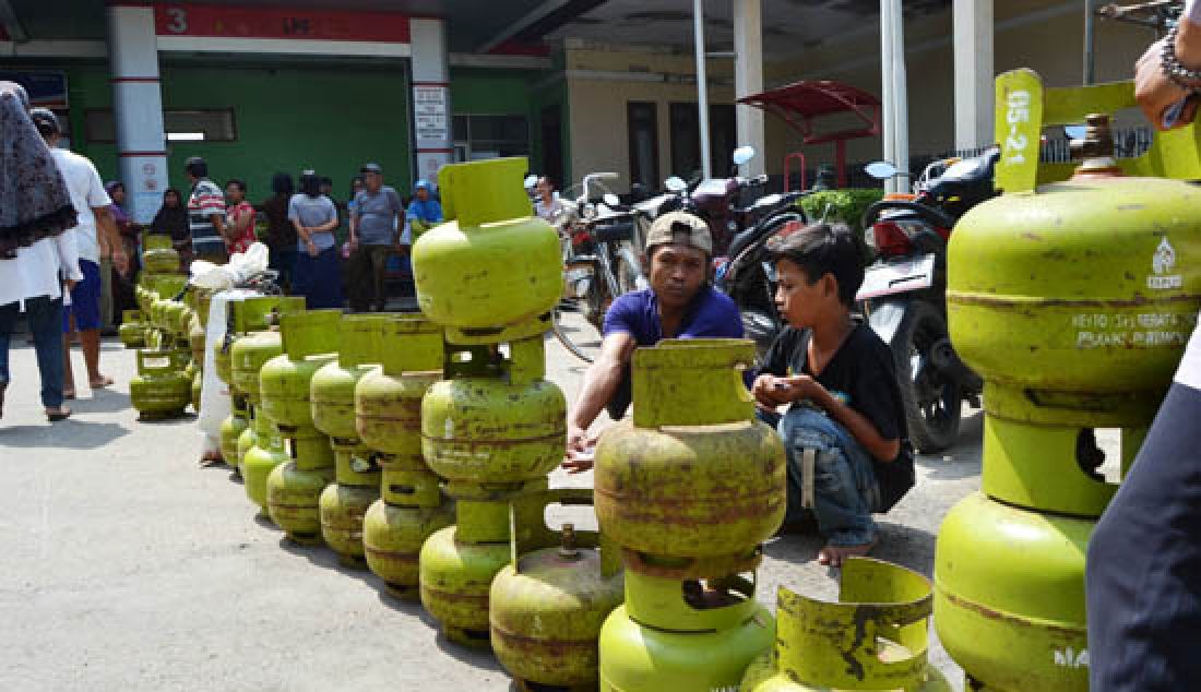 MENGULAR: Kelangkaan gas dan harga yang tidak normal di tingkat pengecer membuat warga Kudukeras Kecamatan Babakan, Kabupaten Cirebon rela mengantri untuk mendapatkan gas 3 Kg di SPBU babakan, Jumat (24/3). - JPNN.com