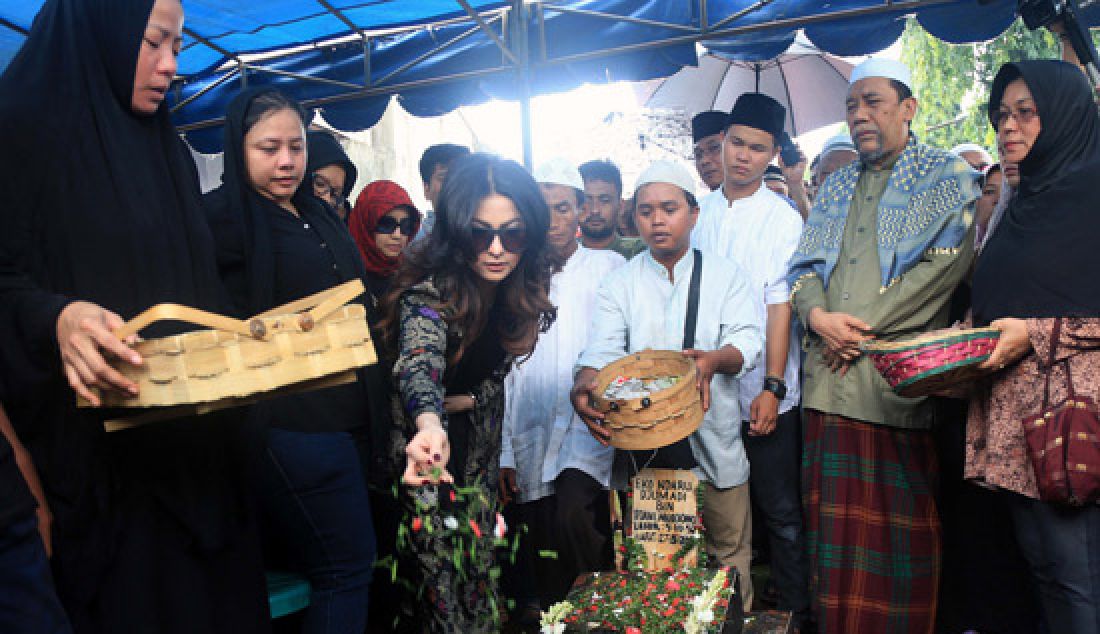 KEHILANGAN: Diana Pungky (tengah) bersama para rekan artis menaburkan bunga di pemakaman Eko DJ di TPU Pondok Kelapa, Jakarta Timur, Selasa (28/3). - JPNN.com