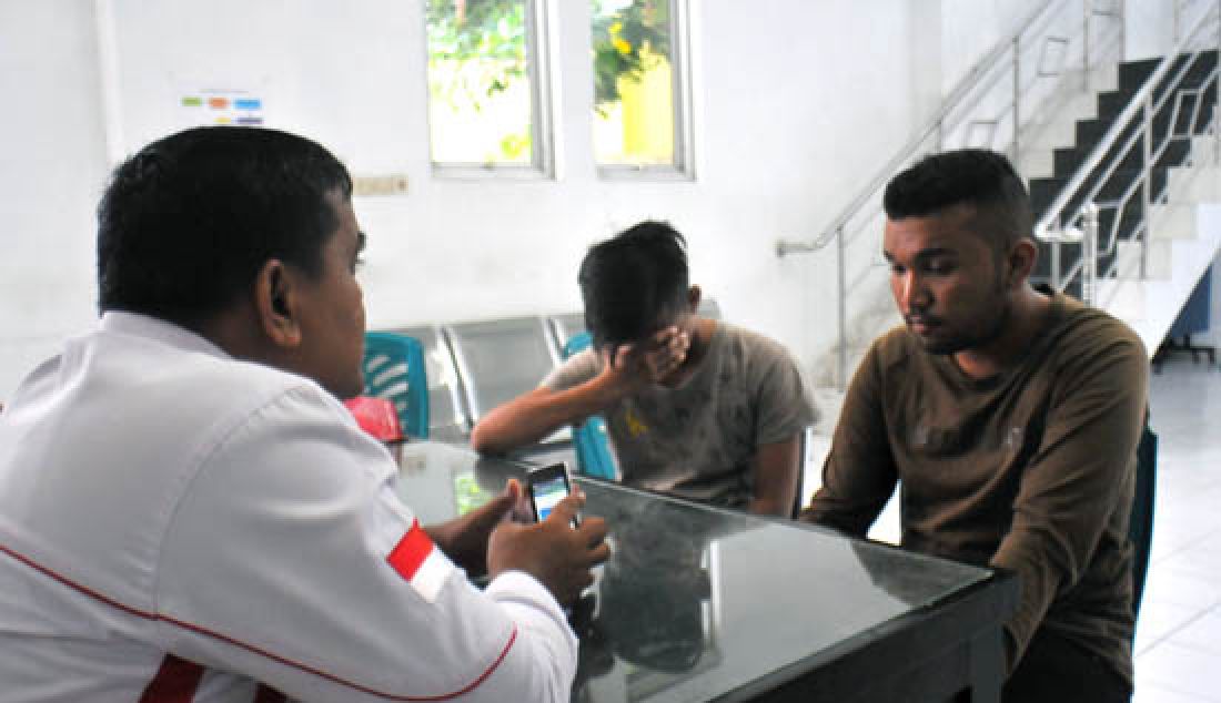 PASANGAN GAY: Petugas WH mengintrogasi pasangan Gay yang di grebek oleh warga Rukoh di rumah kos saat melakukan perbuatan terlarang, Darusalam, Aceh Besar, Selasa (28/3) malam. - JPNN.com
