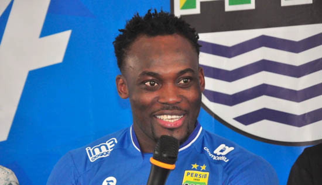 JUMPA PERS: Pemain baru Persib Bandung, Michael Essien saat jumpa pers di Mess Persib, Rabu (29/3). Essien belum mengikuti latihan bersama Persib Bandung karena fokus mencari tempat tinggal di Bandung. - JPNN.com